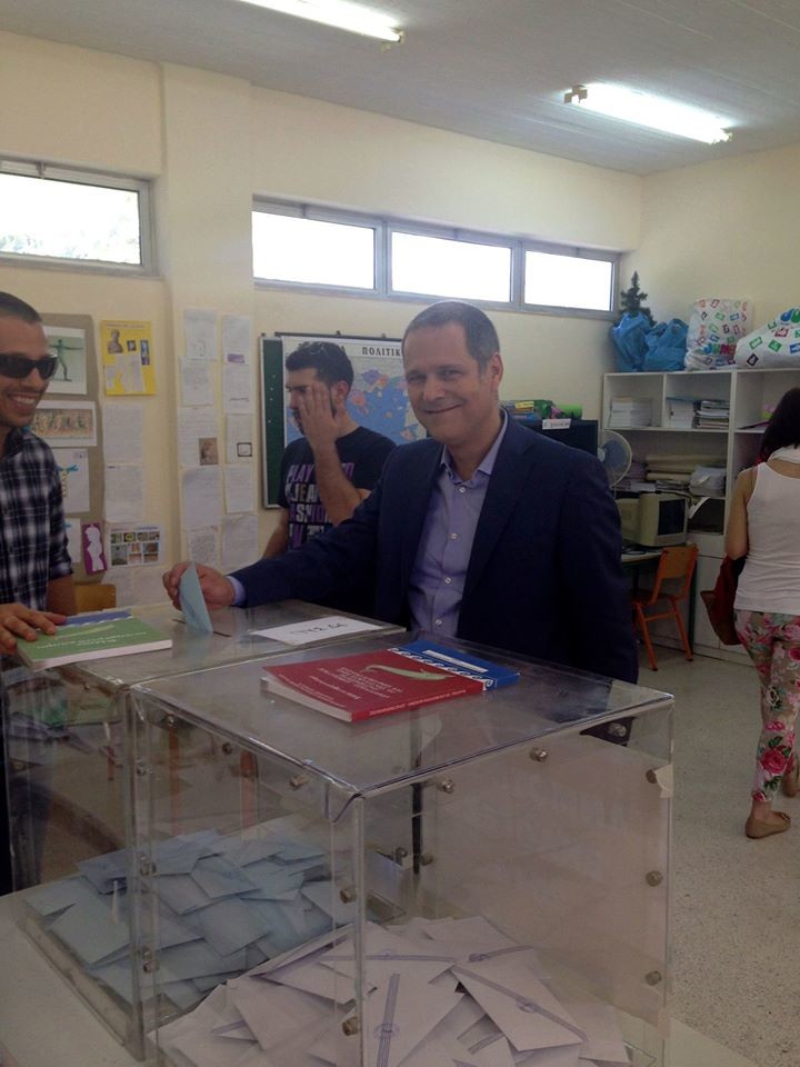 Εκλογές 2014: Στο Χαλάνδρι ψήφισε ο Θάνος Τζήμερος (pics)